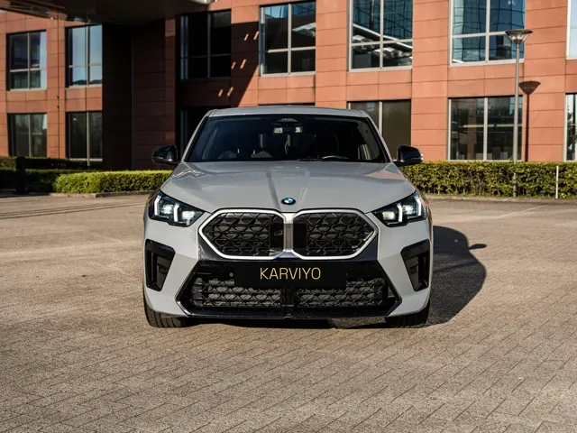 Photo de l'annonce : vue de face de la BMW X2, plaque Karviyo